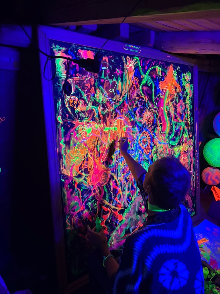 Glow art, creative expression at Utspring